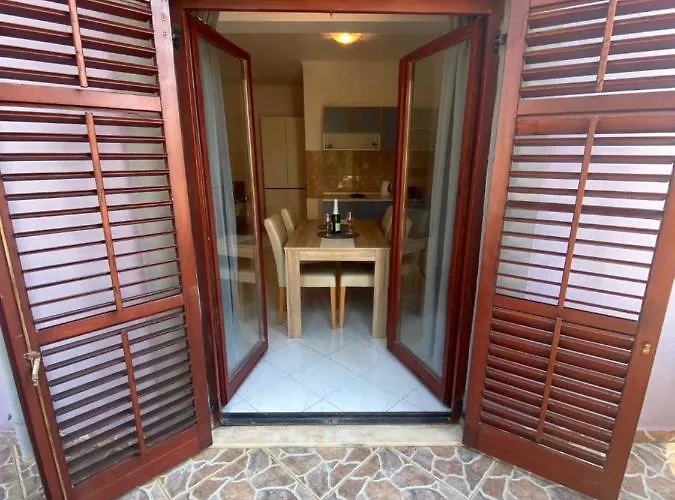 Nika アパート ビビニェ