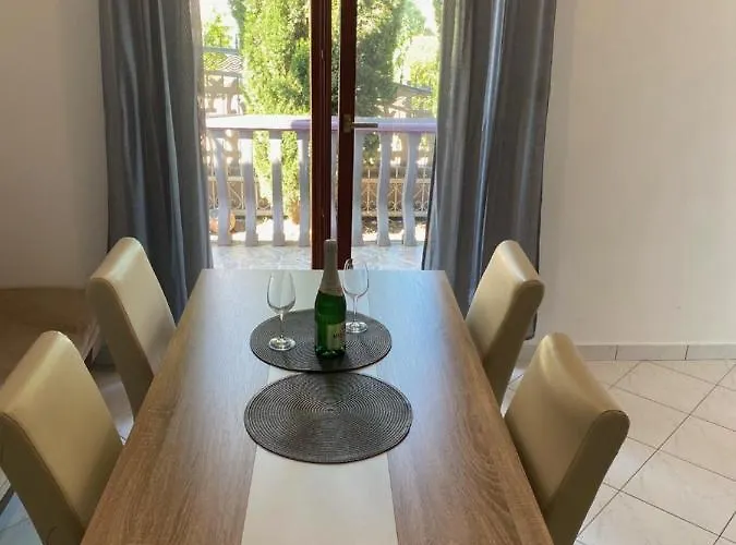 アパート Nika ビビニェ